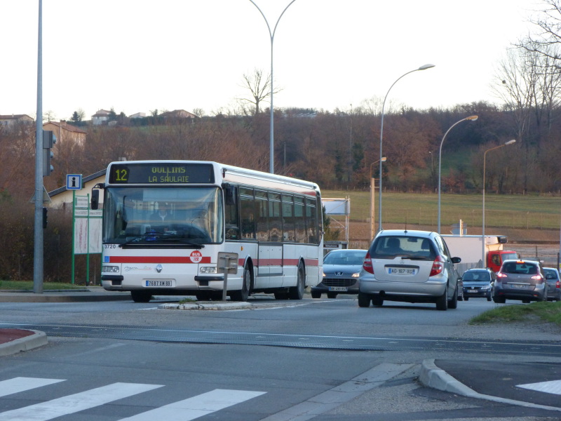 3720 Ligne 12 franchit le PN 97 à la Gare de Chaponost