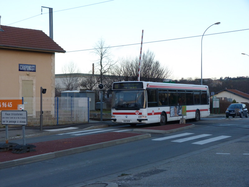 2406 Ligne 11 franchit le PN 97 à la Gare de  Chaponost