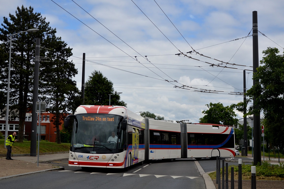 Le lighTram 4 est vu ici sur l’Avenue de l’Europe, près de la station 